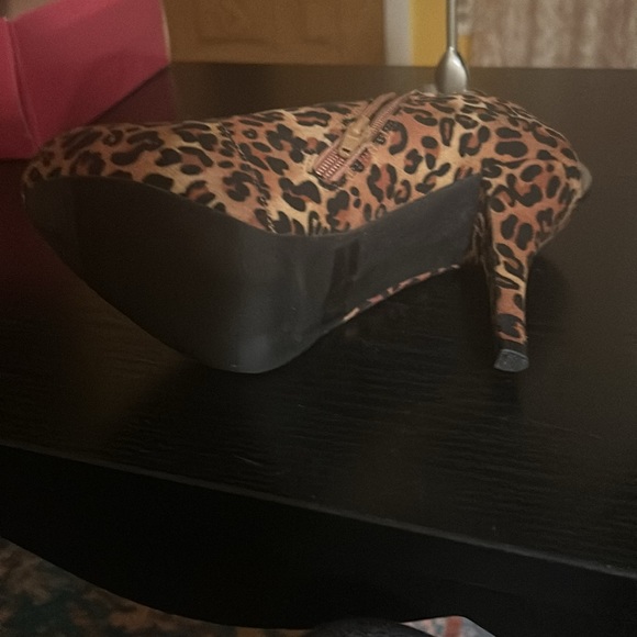 Qupid Leopard Print Booties - Picture 5 of 8